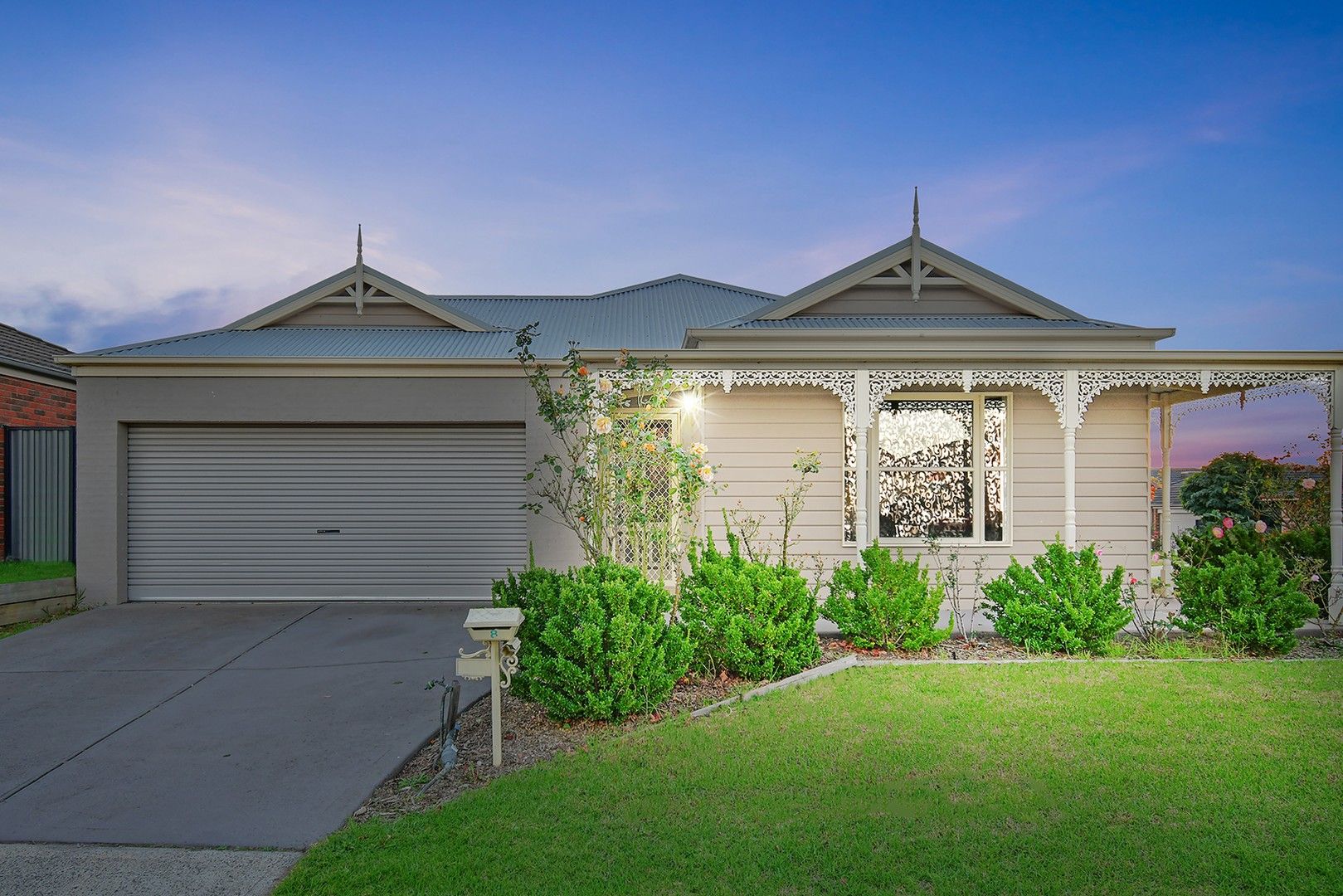 4 bedrooms House in 8 Killarney Crescent PAKENHAM VIC, 3810