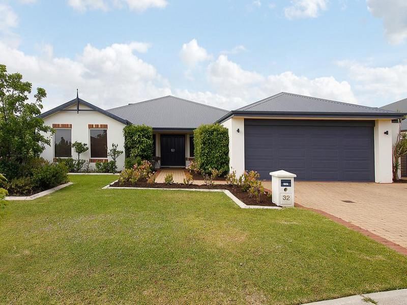 4 bedrooms House in 32 Halcyon Way ATWELL WA, 6164