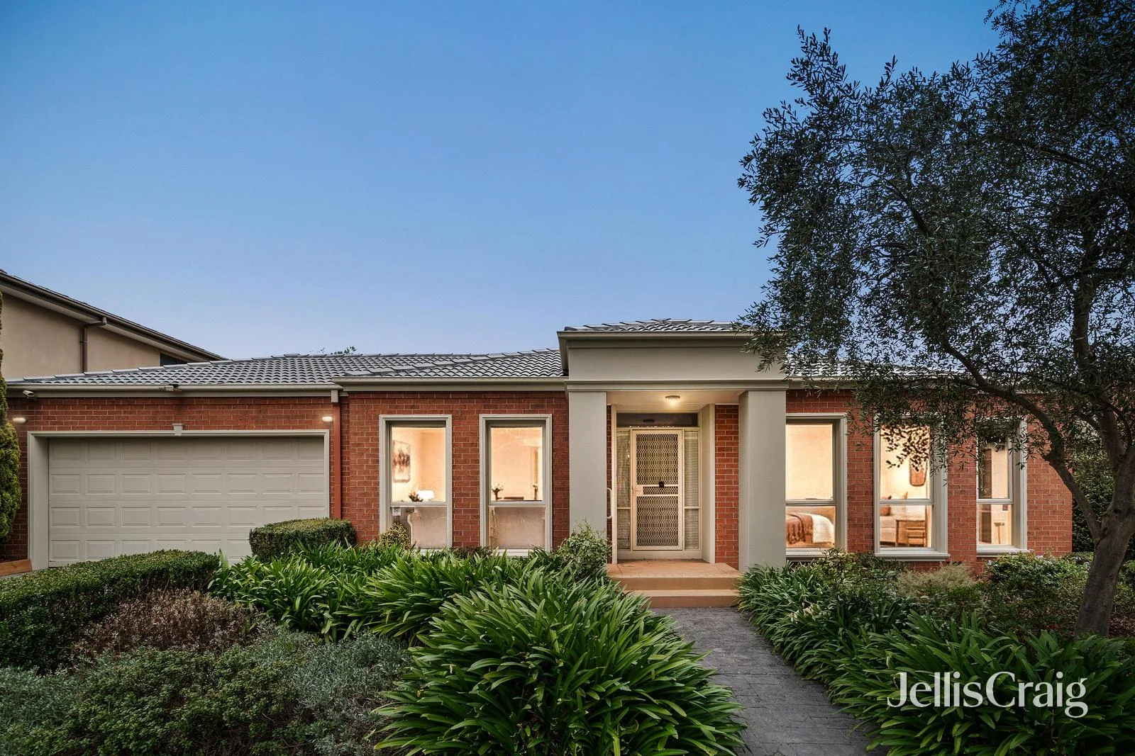 1/2 Pine Way, Doncaster East VIC 3109