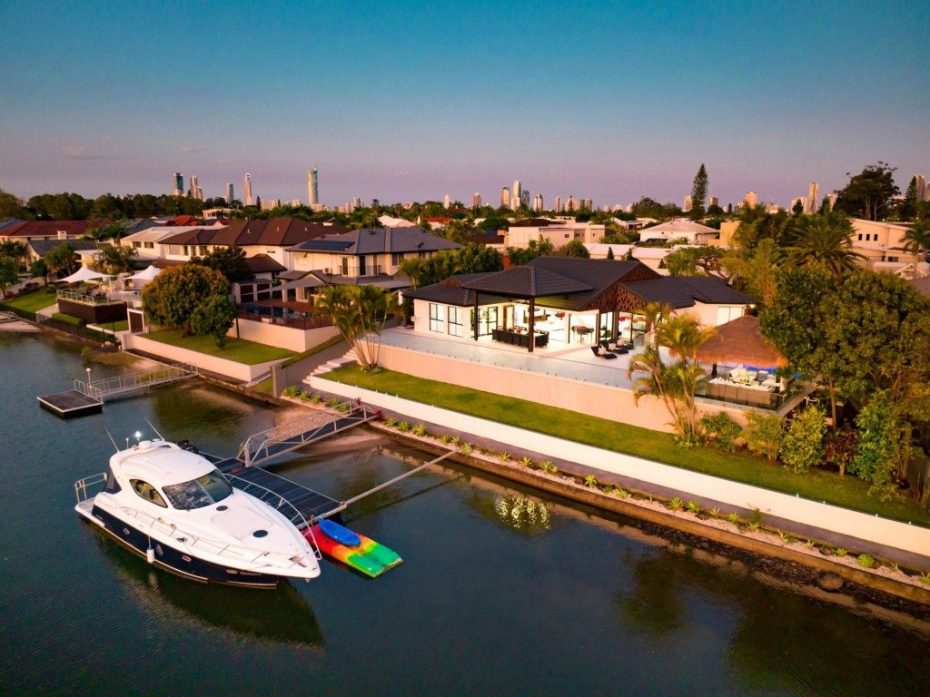 4 bedrooms House in 19 Saint Raphael Terrace BUNDALL QLD, 4217