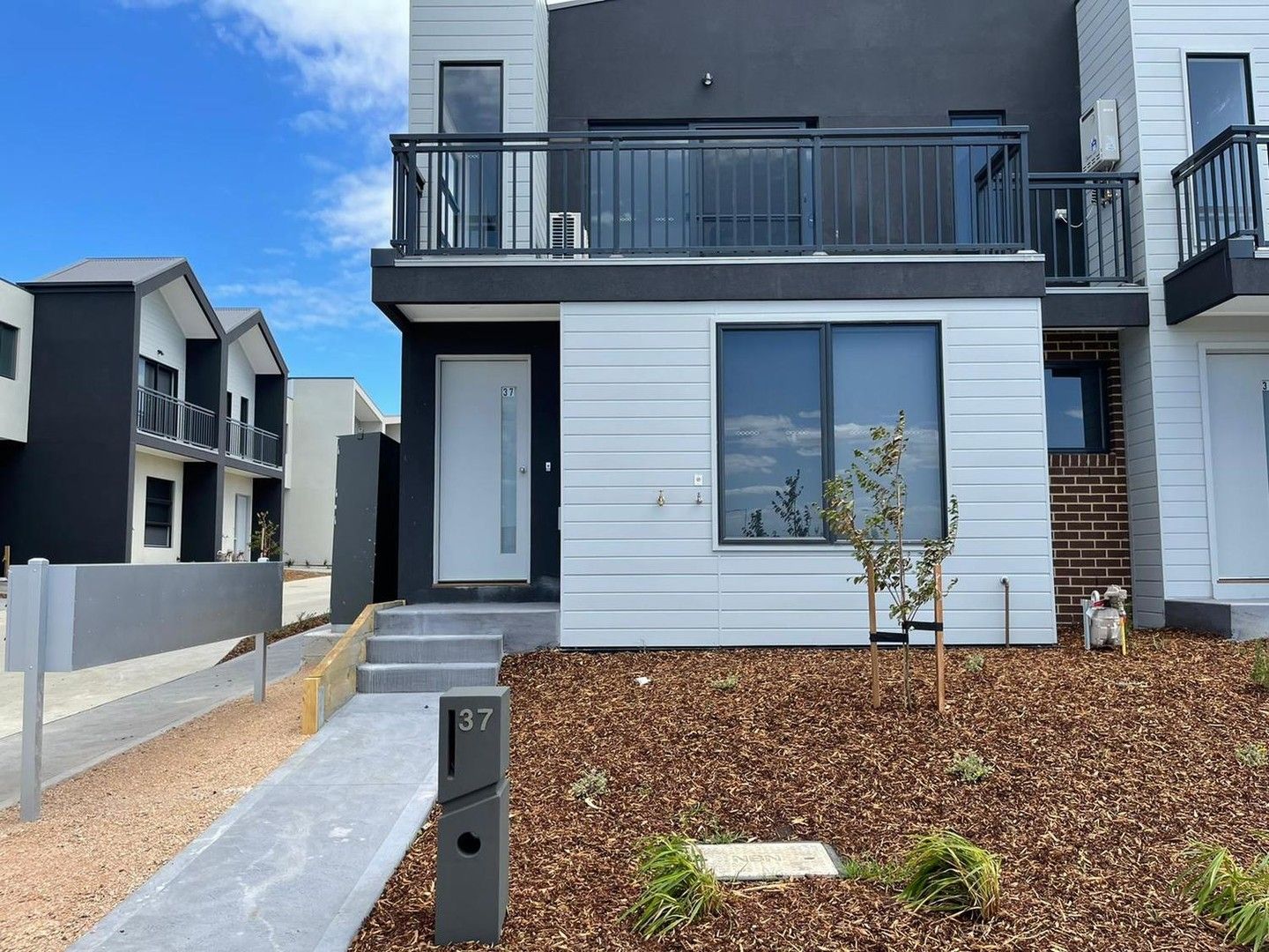 3 bedrooms Townhouse in 37 Strathlea Drive CRANBOURNE WEST VIC, 3977