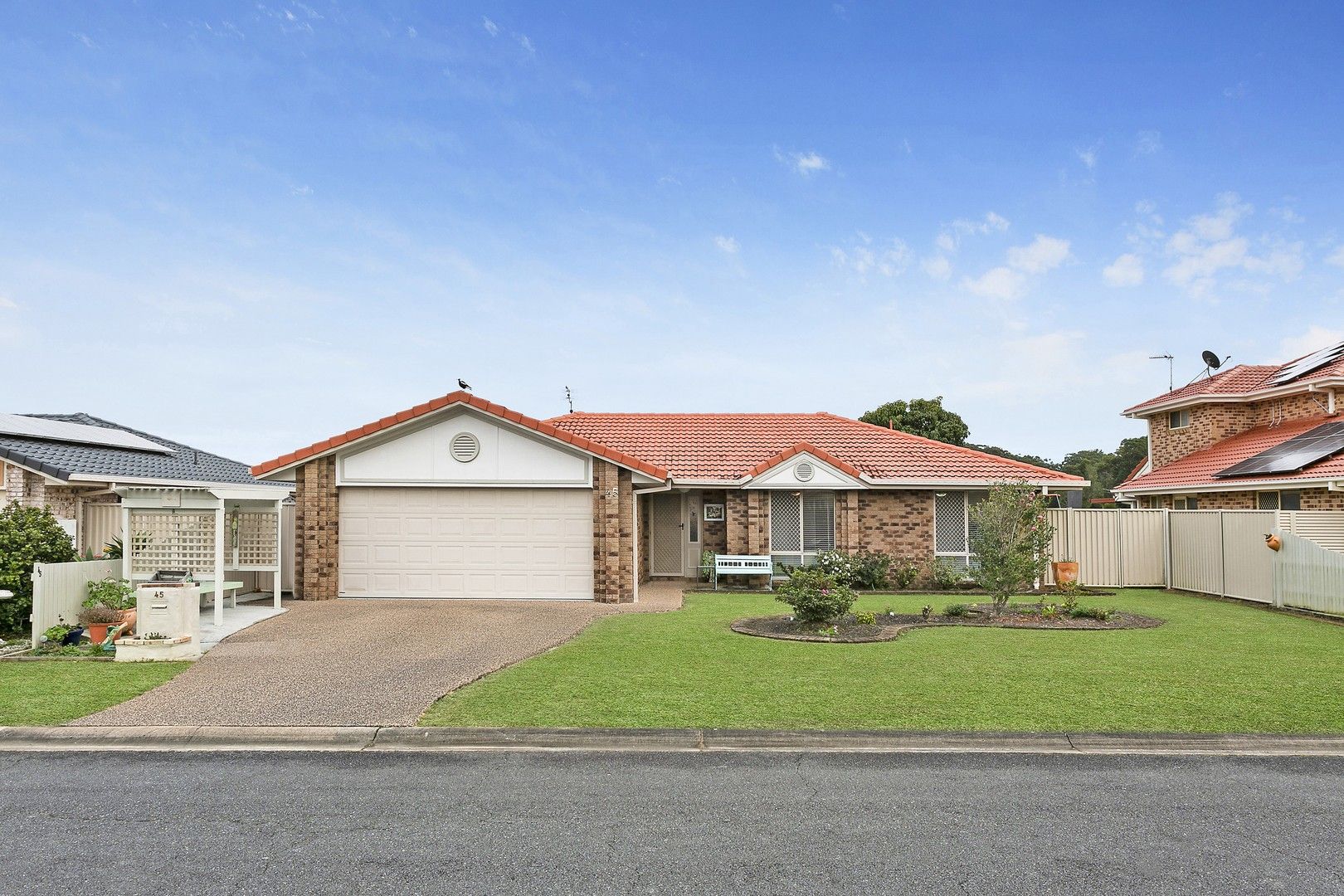 3 bedrooms House in 45 Avondale Drive BANORA POINT NSW, 2486