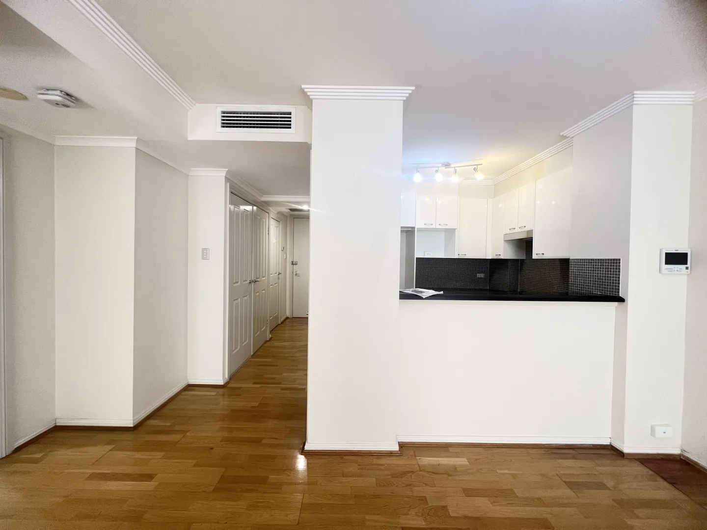 High level North and East Aspect apartment with parking and store room. – pohled 2