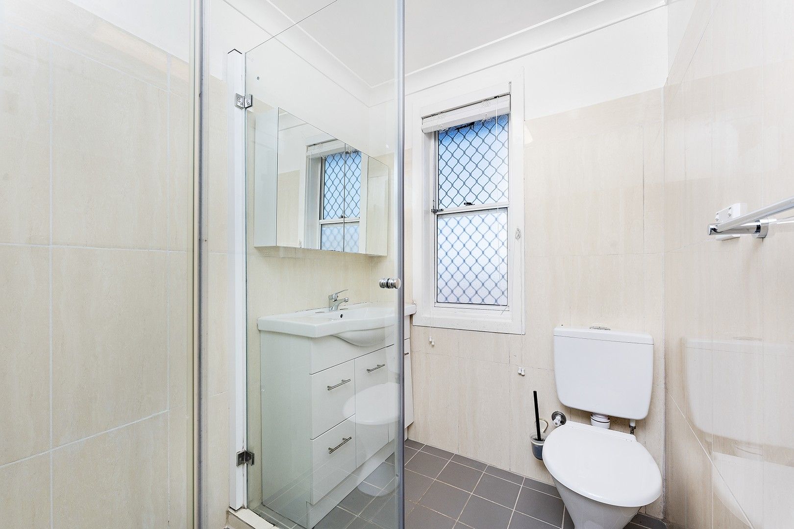 3 bedrooms House in 4 Tucker Avenue BALGOWNIE NSW, 2519