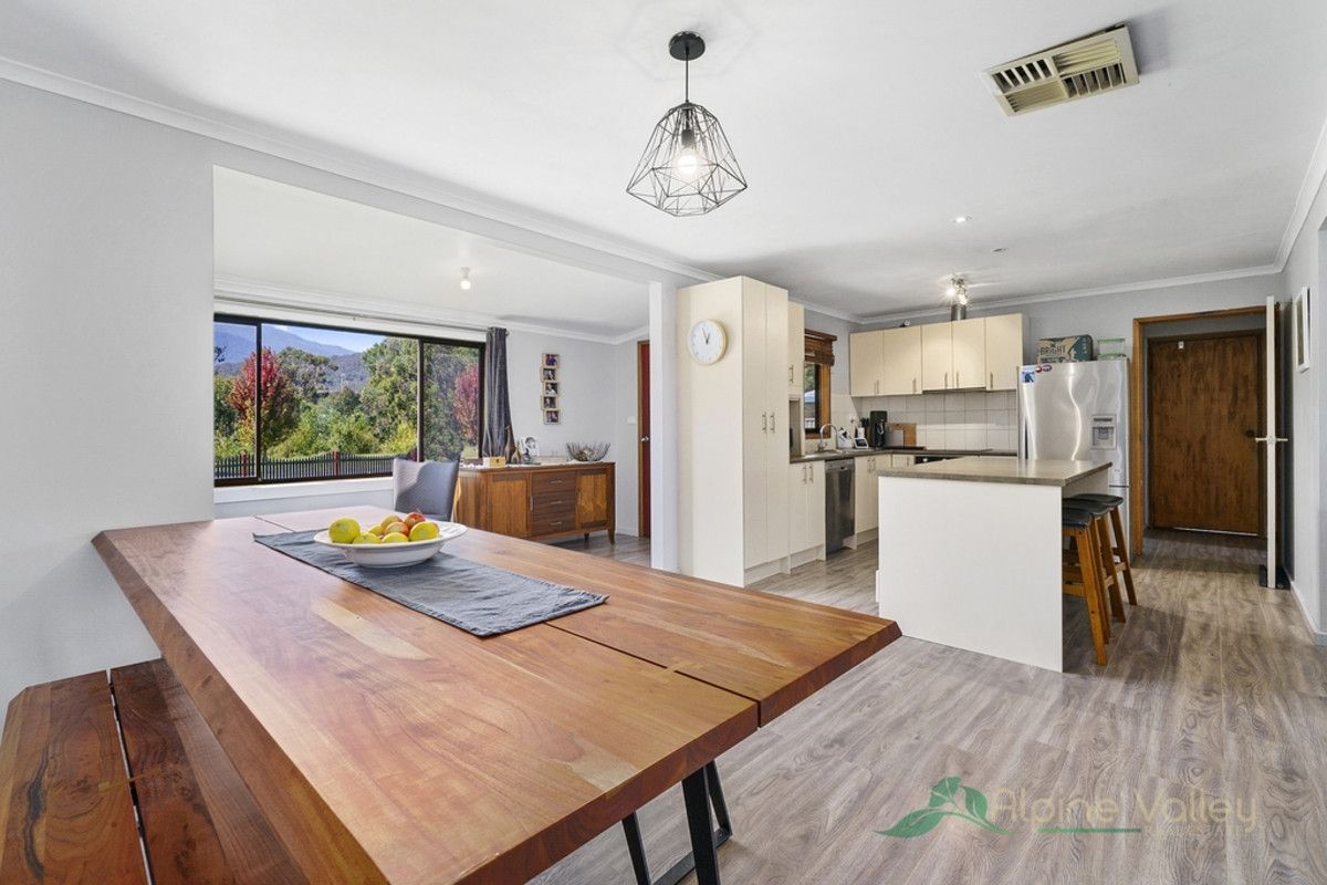 29 Simmonds Creek Road, Tawonga South VIC 3698, Image 2