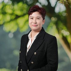 Sze Chi (Nettie) Lee, Sales representative