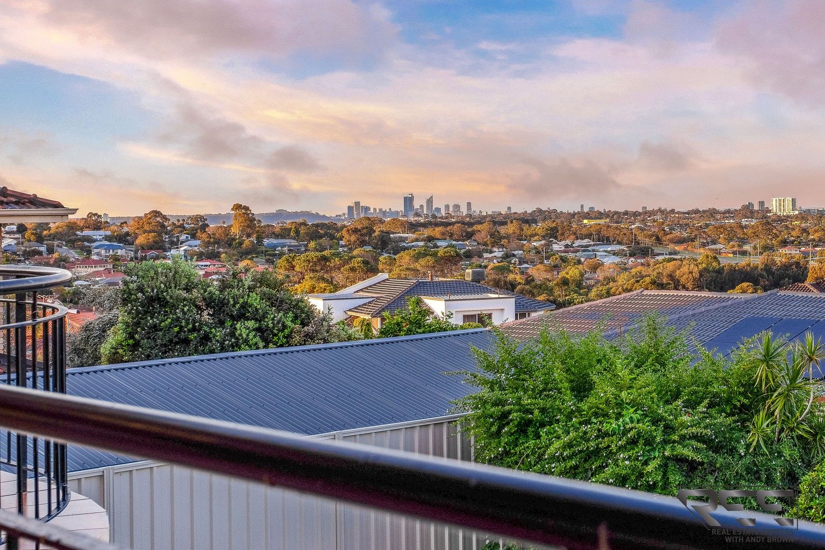 5 bedrooms House in 7 Whelan Road KARDINYA WA, 6163