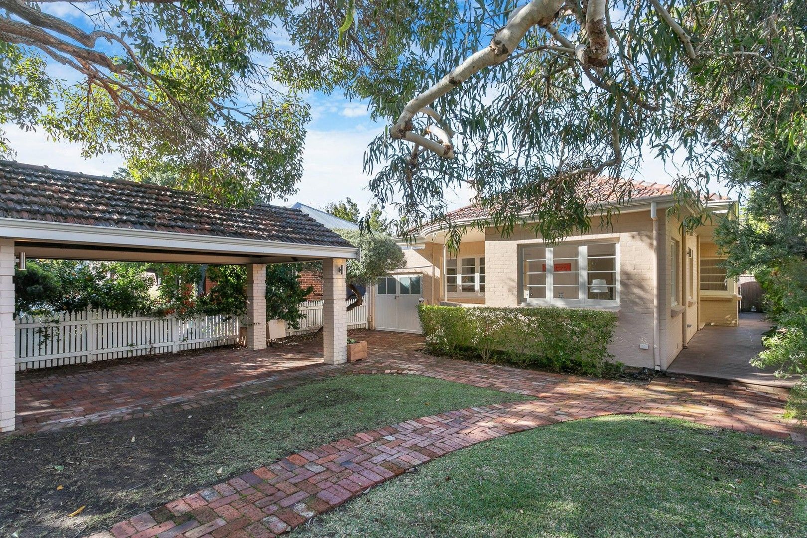4 bedrooms House in 10 Tareena Street NEDLANDS WA, 6009