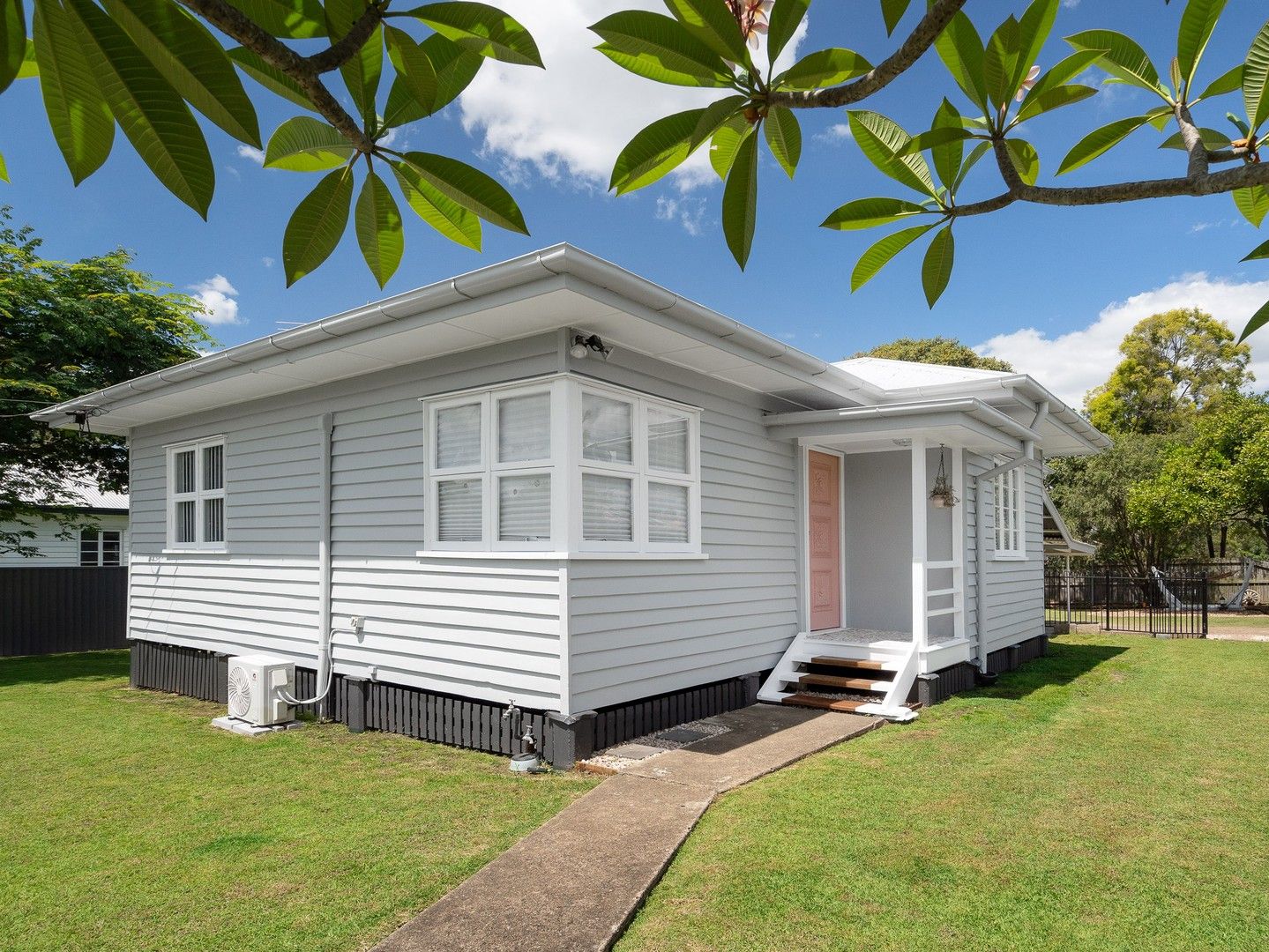 3 bedrooms House in 10 Hunter Street BRASSALL QLD, 4305