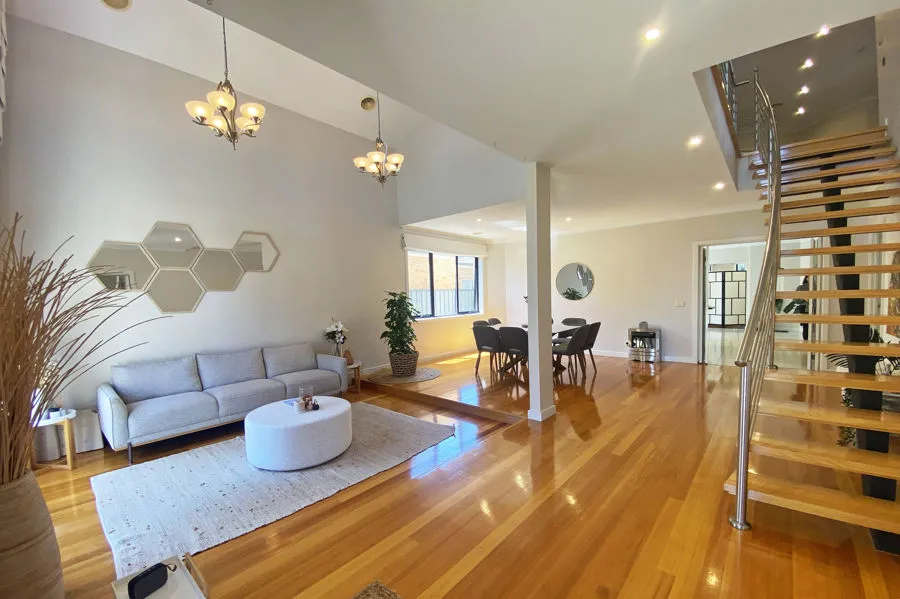 Sophistication, Style and Location ** Furnished 4 Bedroom Home with swiming pool - Widok 2