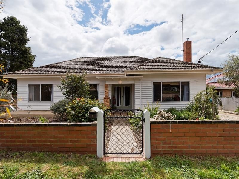 4 bedrooms House in 1 Pleasant Street CASTLEMAINE VIC, 3450