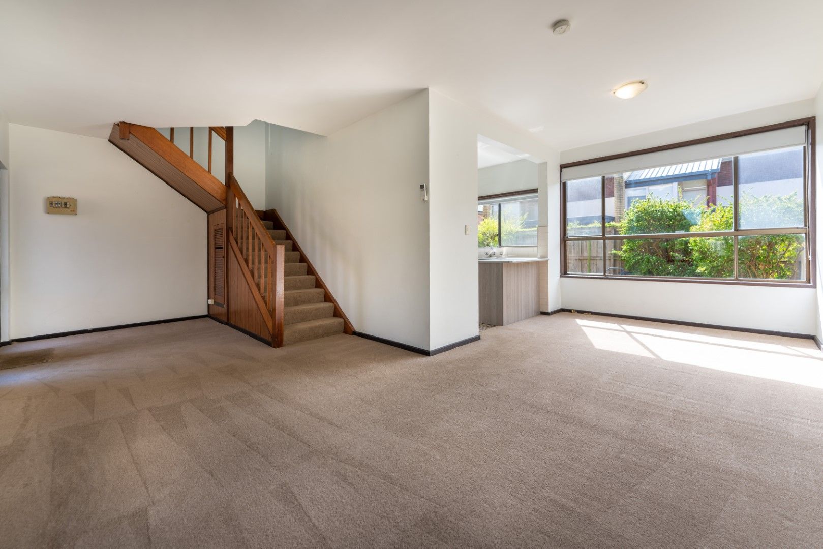 2 bedrooms Apartment / Unit / Flat in 2/9 Warrigal Rd HUGHESDALE VIC, 3166
