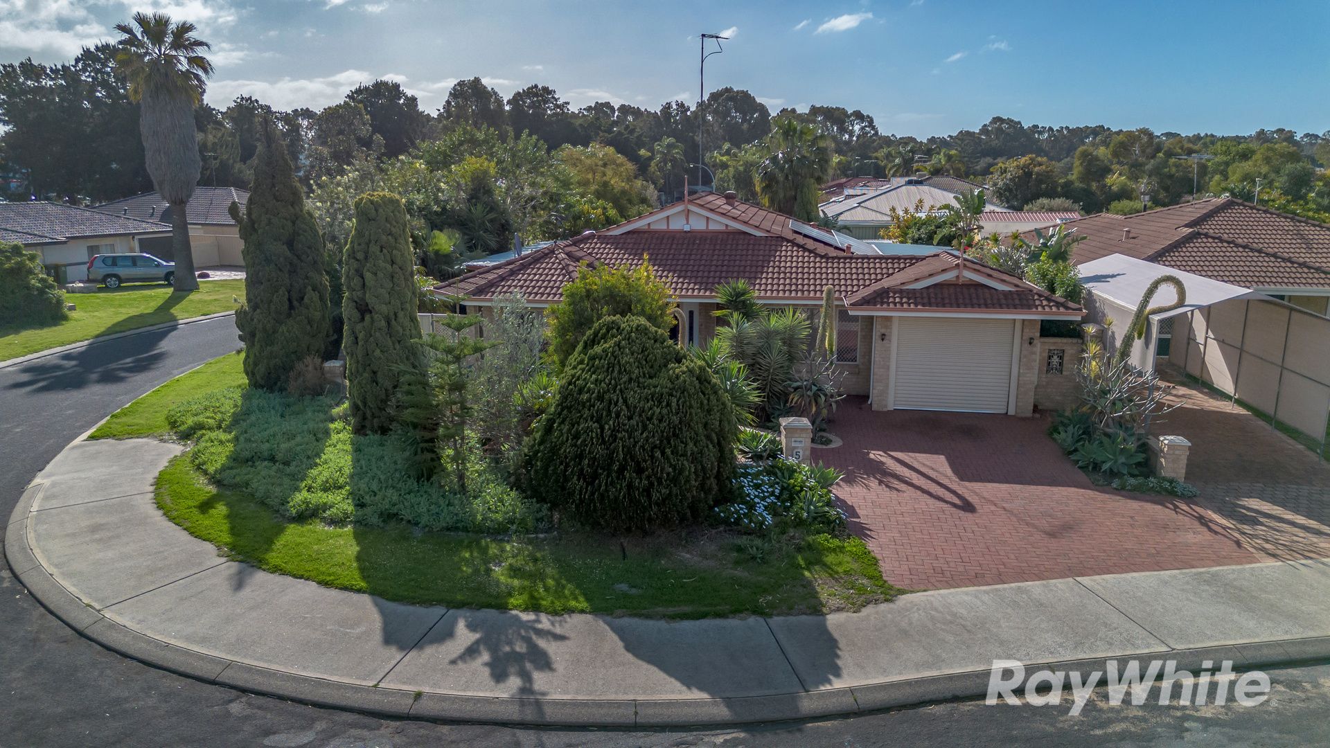 4 bedrooms House in 5 Canterbury Terrace MEADOW SPRINGS WA, 6210