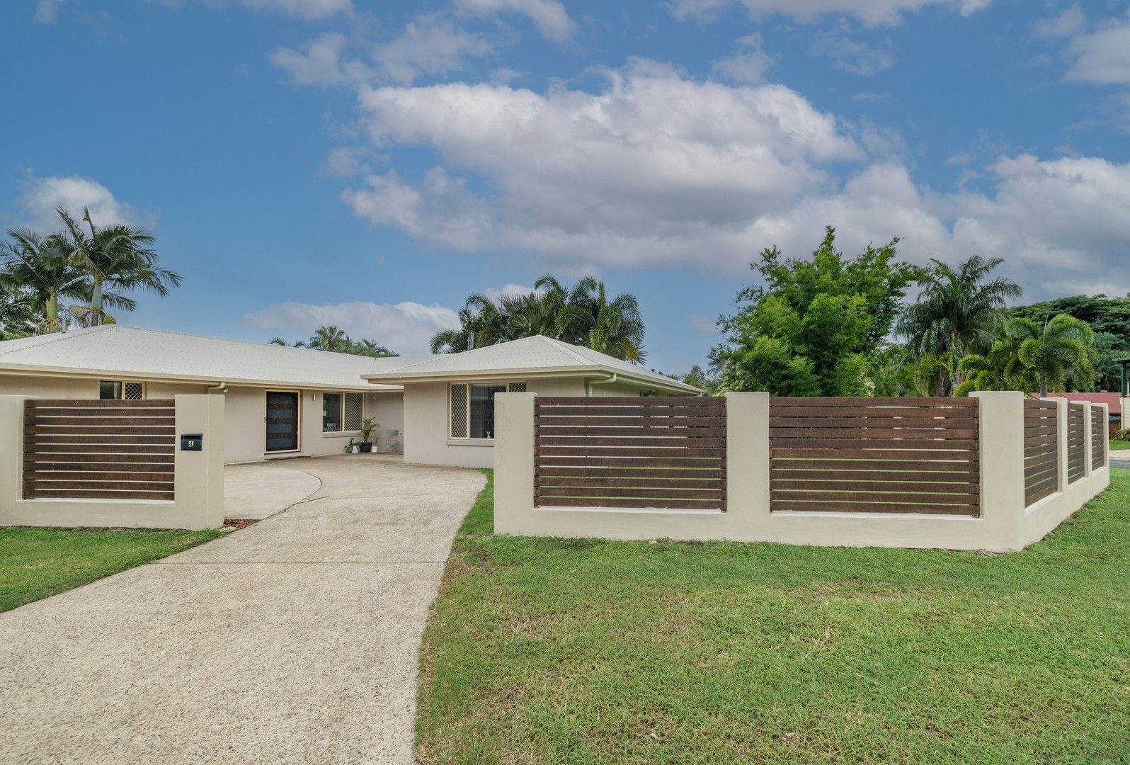 6 bedrooms House in 4 Teague Terrace CANNONVALE QLD, 4802
