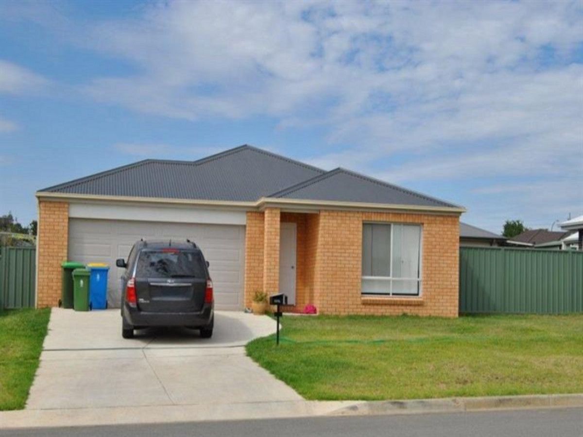 4 bedrooms House in 5 Melaleuca Drive FOREST HILL NSW, 2651