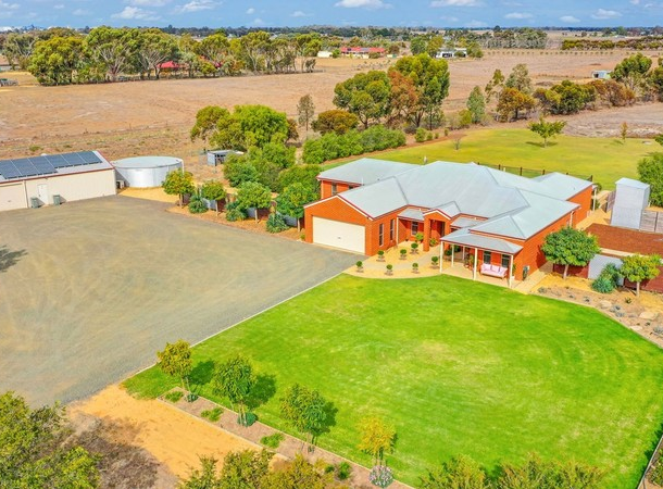 25 Riverview Drive, Deniliquin NSW 2710