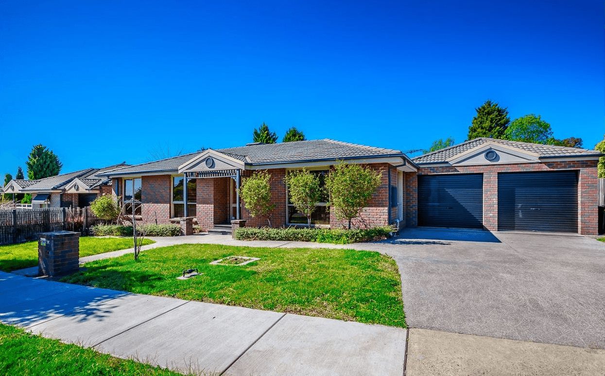 3 bedrooms House in 8 Turramurra Drive ROWVILLE VIC, 3178