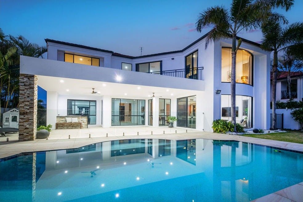 5 bedrooms House in 12 Windchimes Way HELENSVALE QLD, 4212