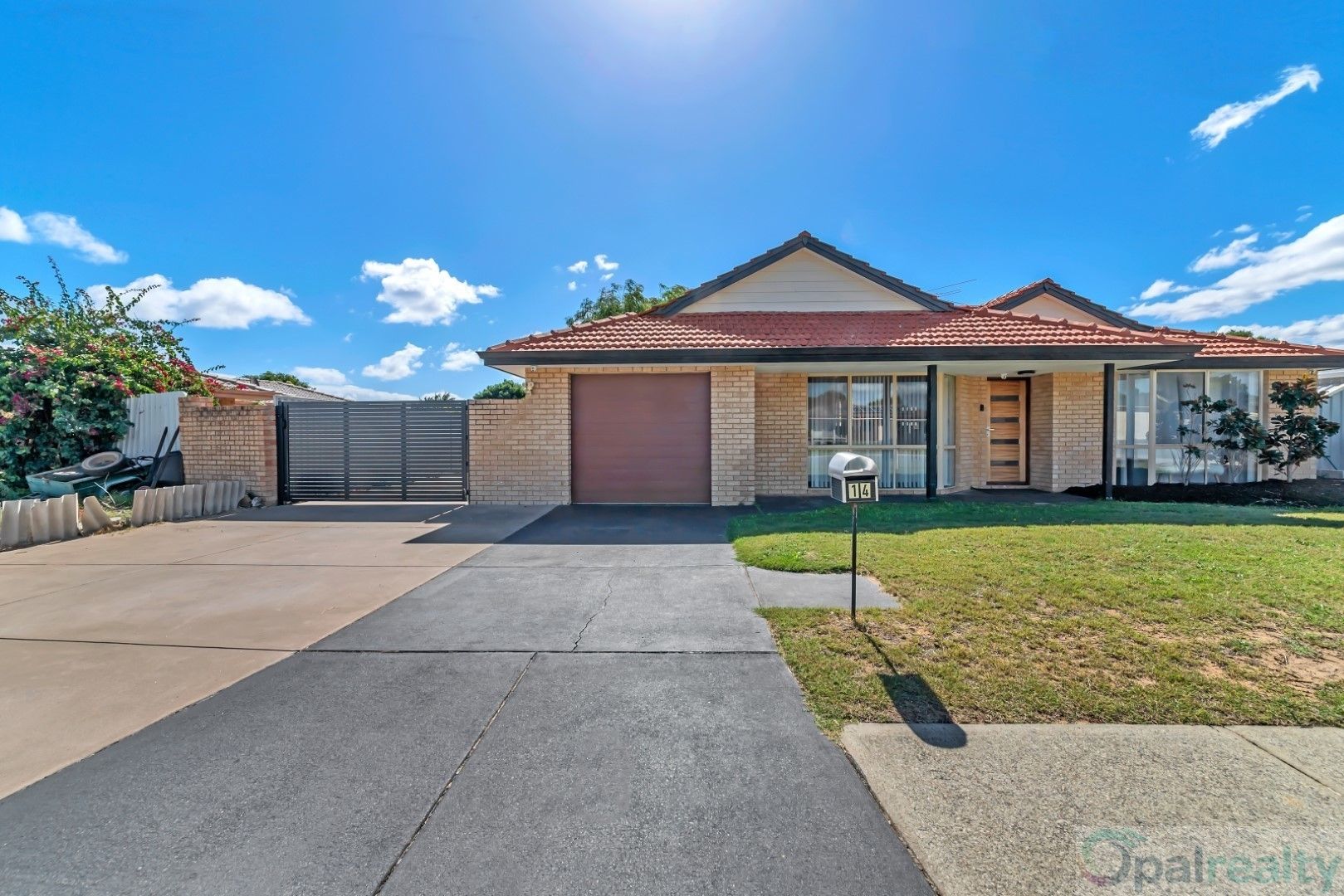 4 bedrooms House in 14 Coronata Drive WARNBRO WA, 6169