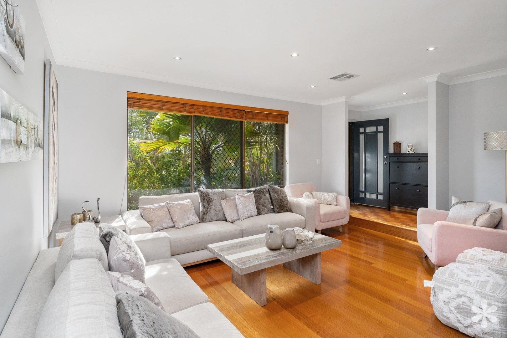 4 bedrooms House in 16 Scarp Terrace WILLETTON WA, 6155
