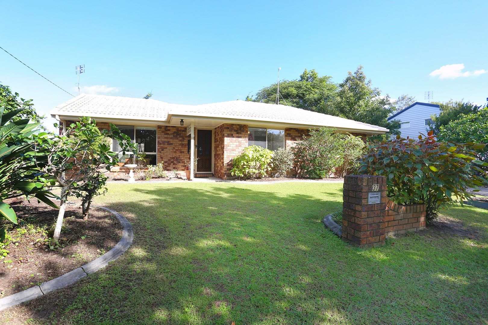 37 Bando Street, Pacific Paradise Property History & Address Research