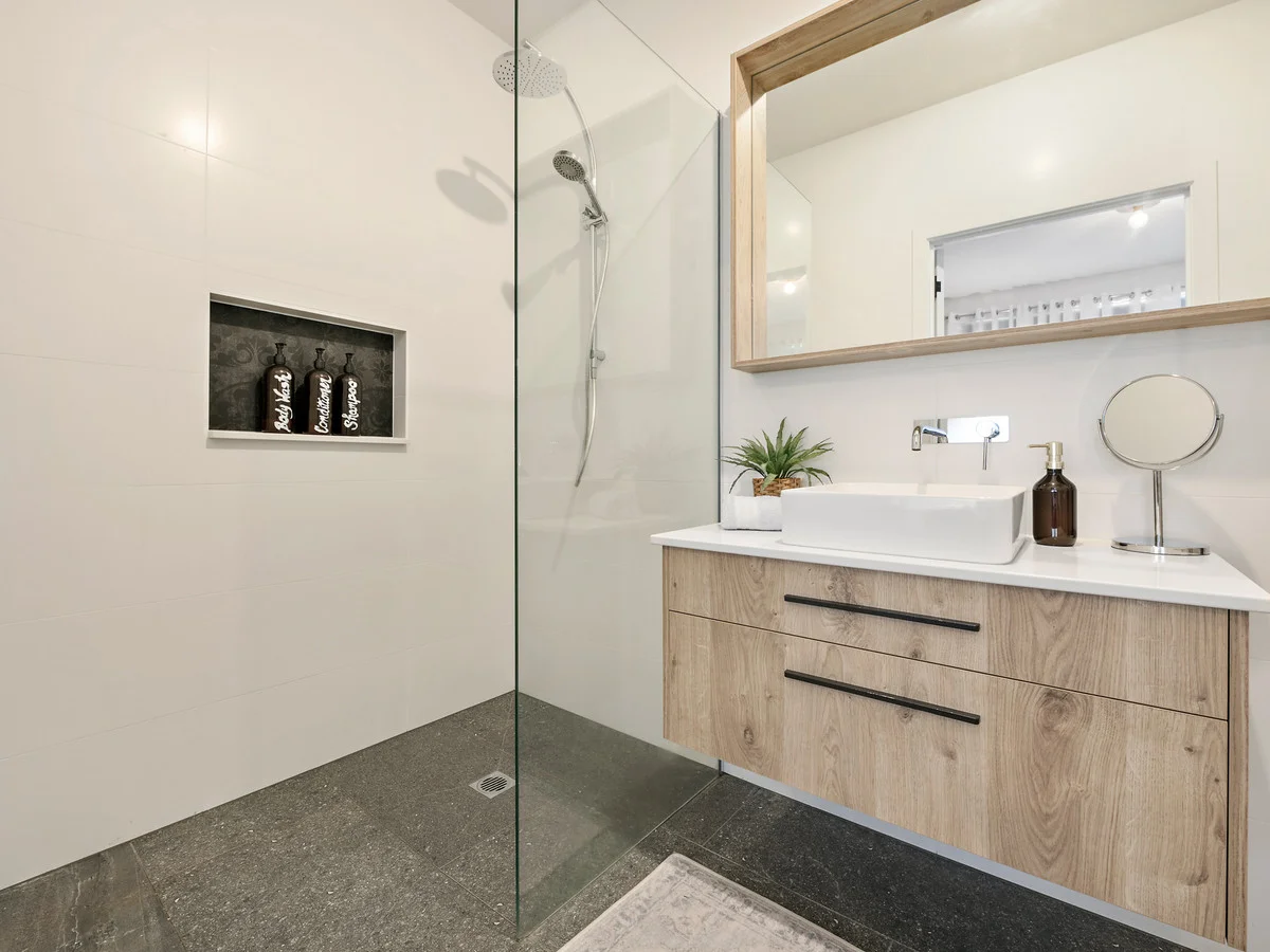 Additional image 8 of Newstead TAS 7250