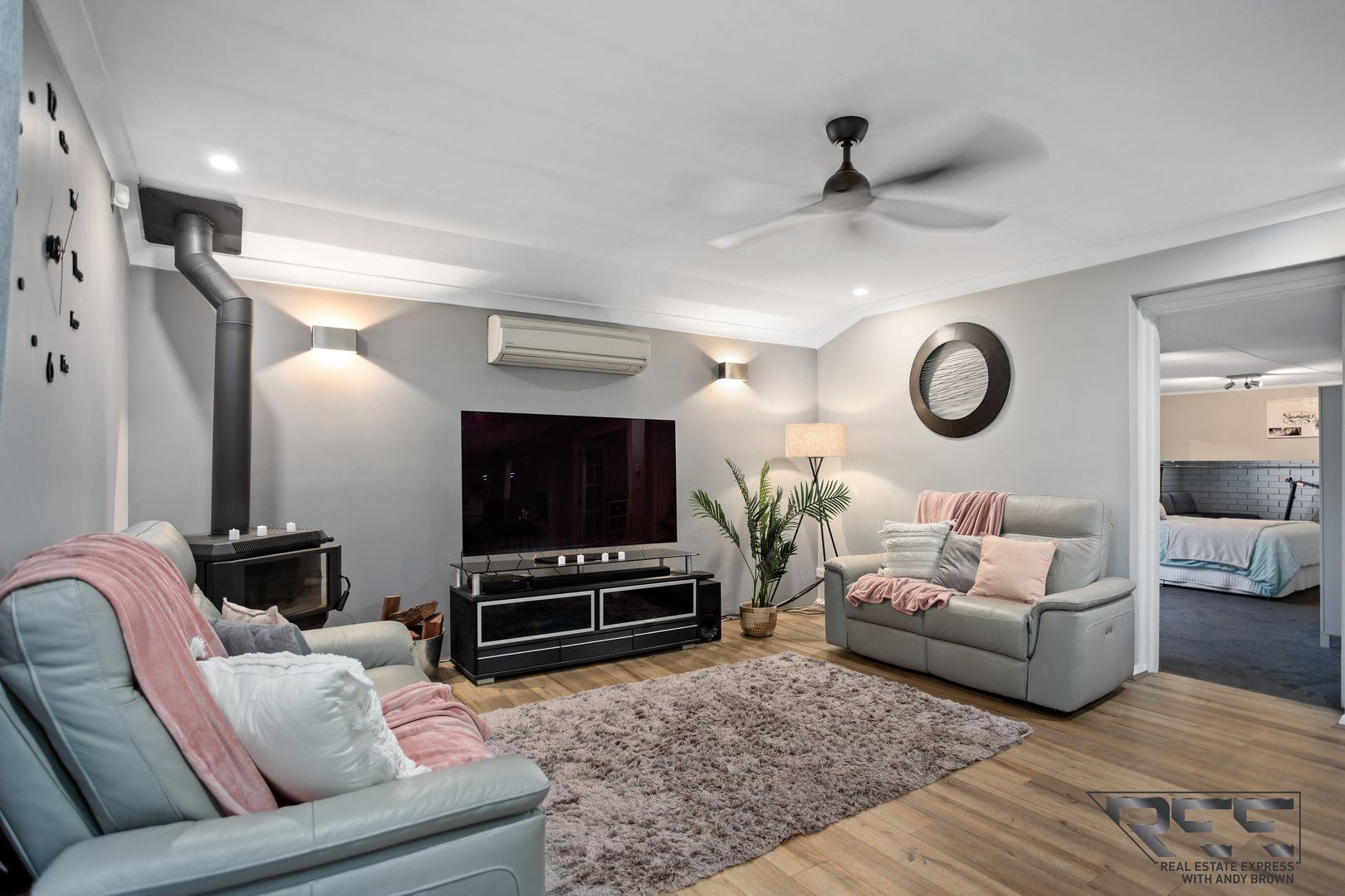 4 bedrooms House in 25 Winchester Way LEEMING WA, 6149