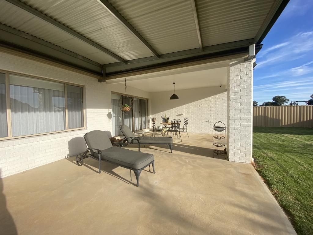 15 Lewis Crescent, Finley NSW 2713, Image 2