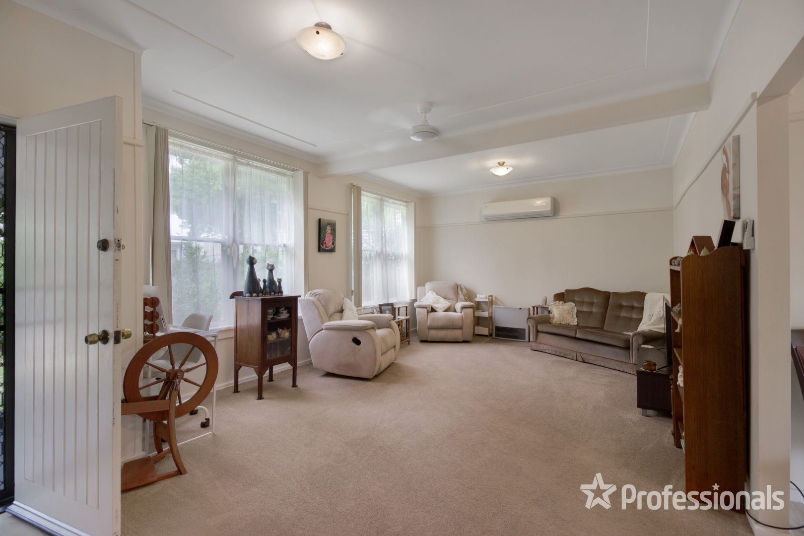 10 Castlereagh Avenue, Mount Austin NSW 2650, Image 2