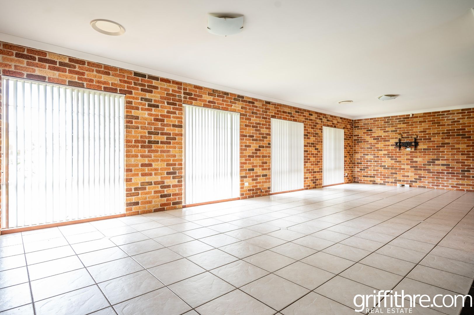 10 Brooks Crescent, Darlington Point NSW 2706 House For Rent 550