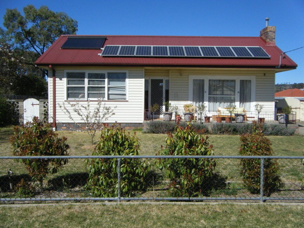 6 Enid Street Armidale Nsw 2350 House For Rent 290 00 Domain