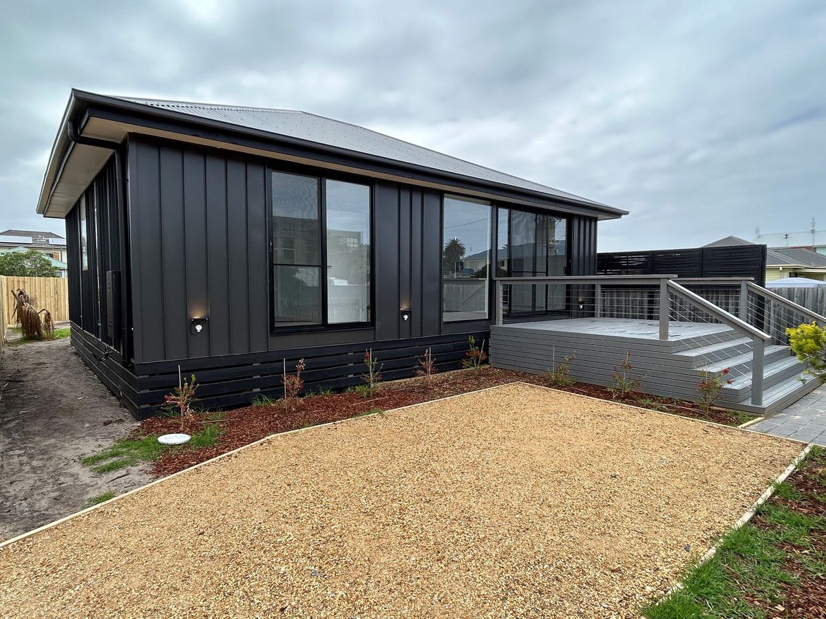 3 bedrooms House in 8A Laura Street LAKES ENTRANCE VIC, 3909