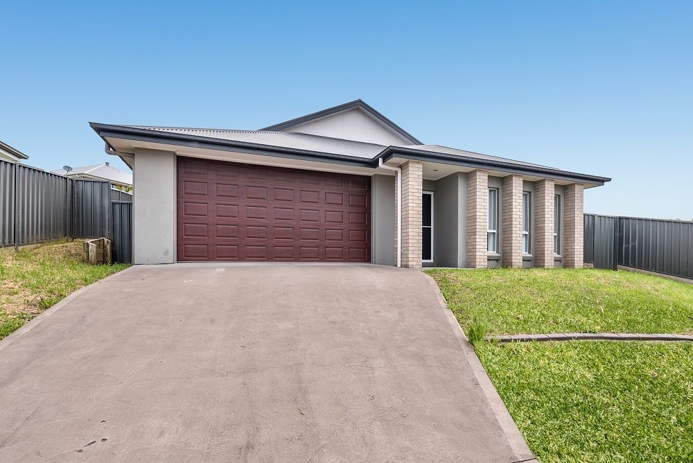 4 bedrooms House in 6 Aqua Court CAMERON PARK NSW, 2285