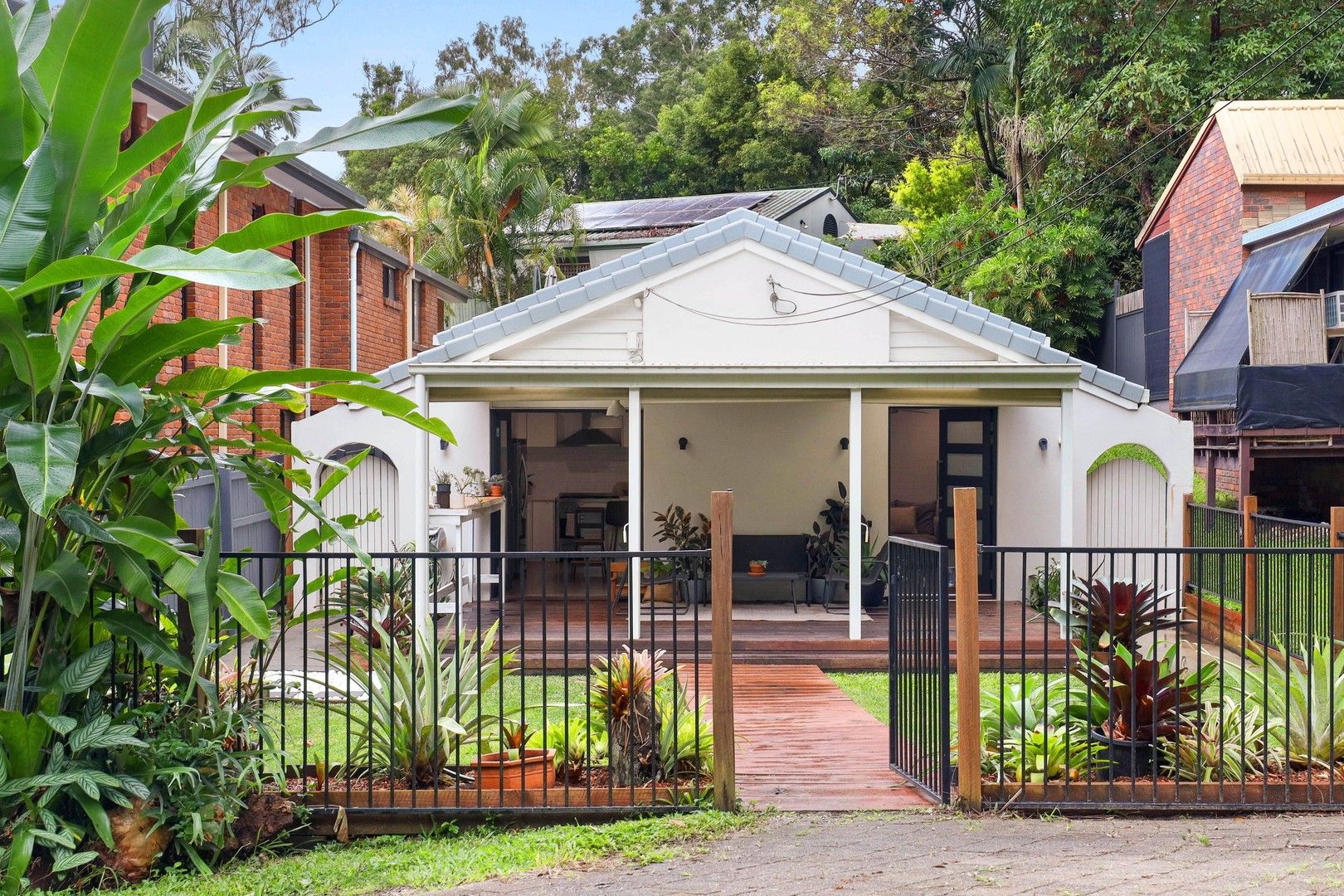 3 bedrooms House in 44 Pindari Avenue BURLEIGH HEADS QLD, 4220