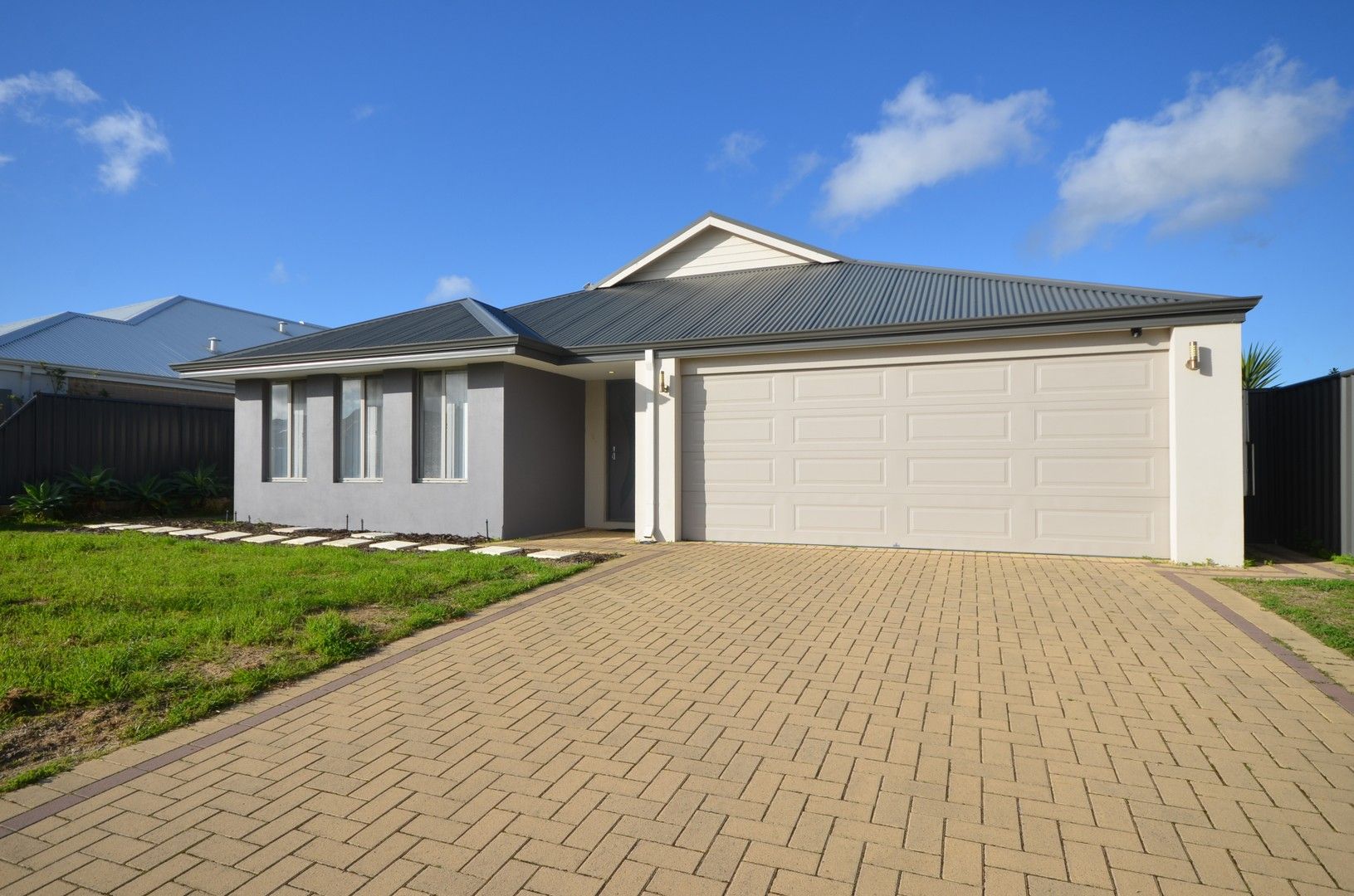 4 bedrooms House in 14 Featherleaf Elbow BANKSIA GROVE WA, 6031
