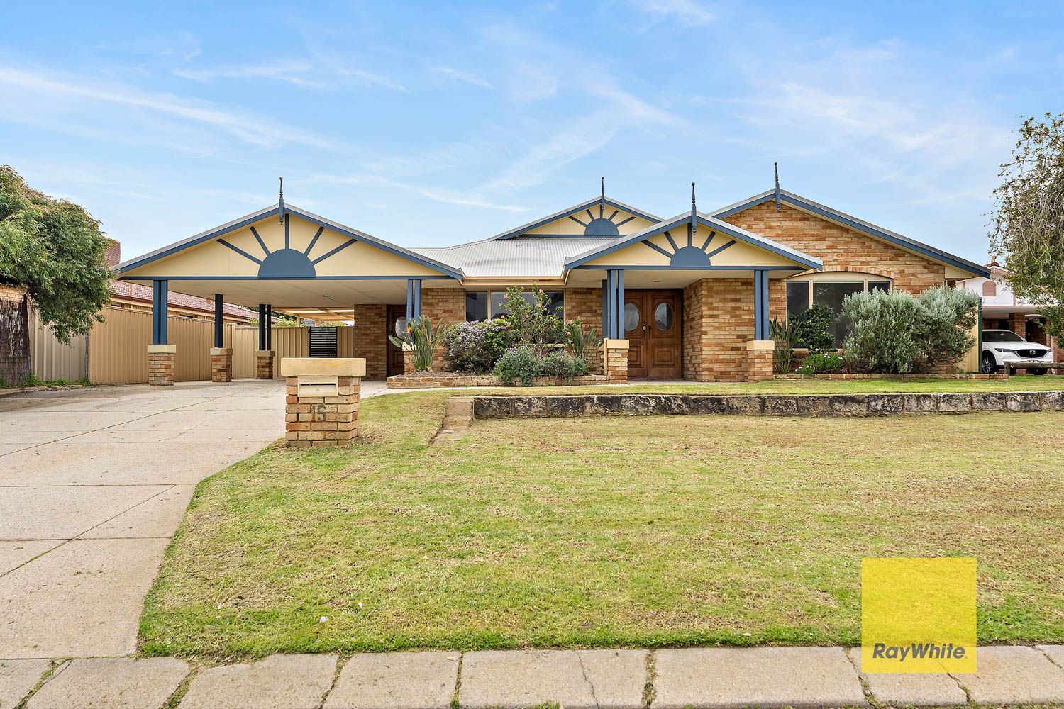 5 bedrooms House in 15 Liata Court THORNLIE WA, 6108