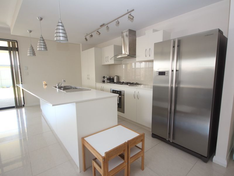 4 bedrooms House in 9 Blackall Mews PIARA WATERS WA, 6112