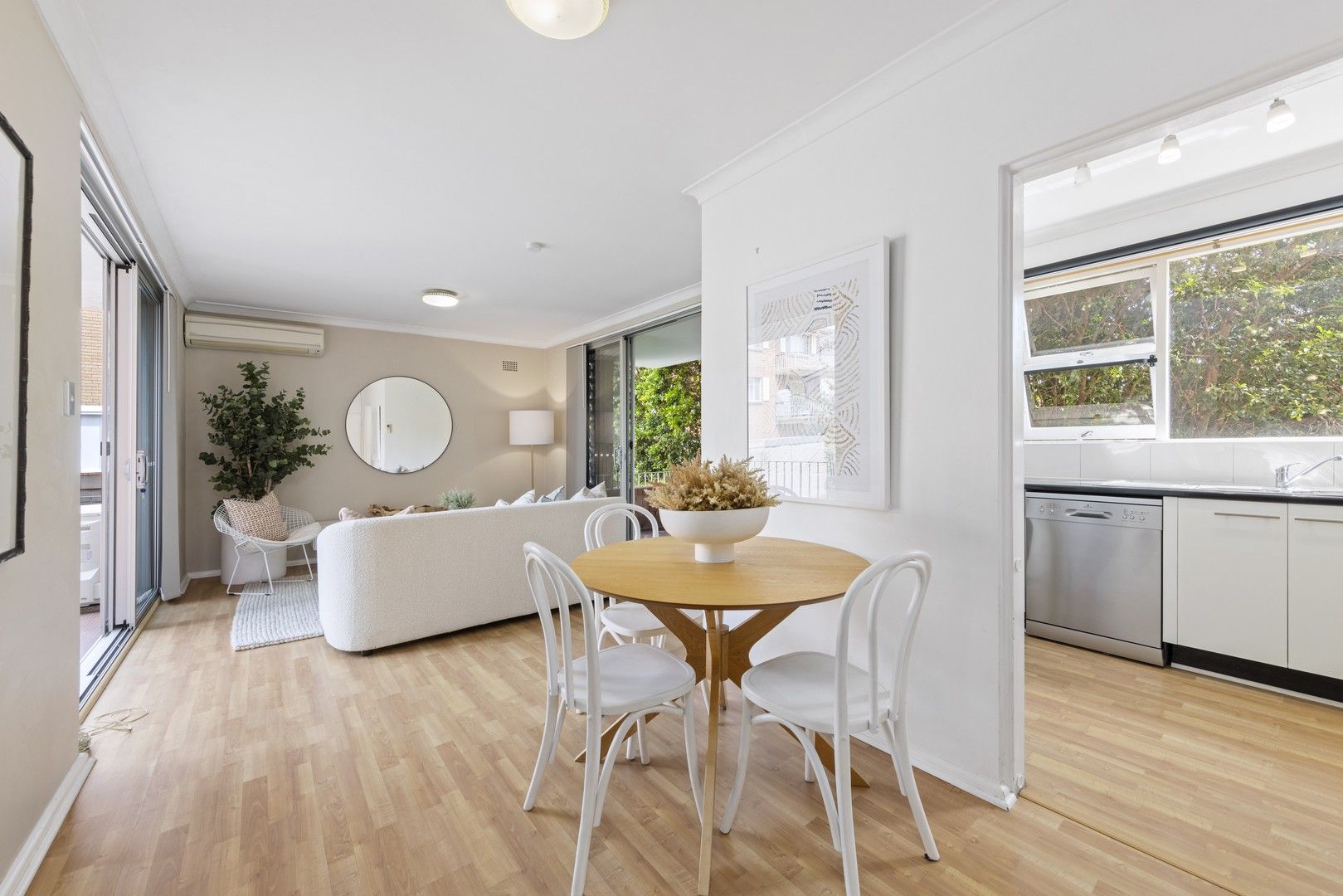 2 bedrooms Apartment / Unit / Flat in 4/77 Howard Avenue DEE WHY NSW, 2099
