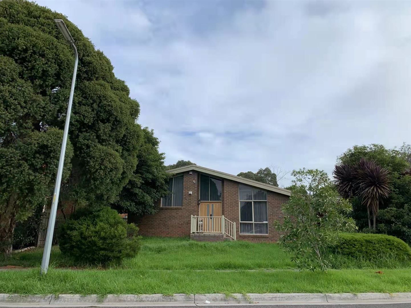 4 bedrooms House in 5 Cairn Curren Close ROWVILLE VIC, 3178