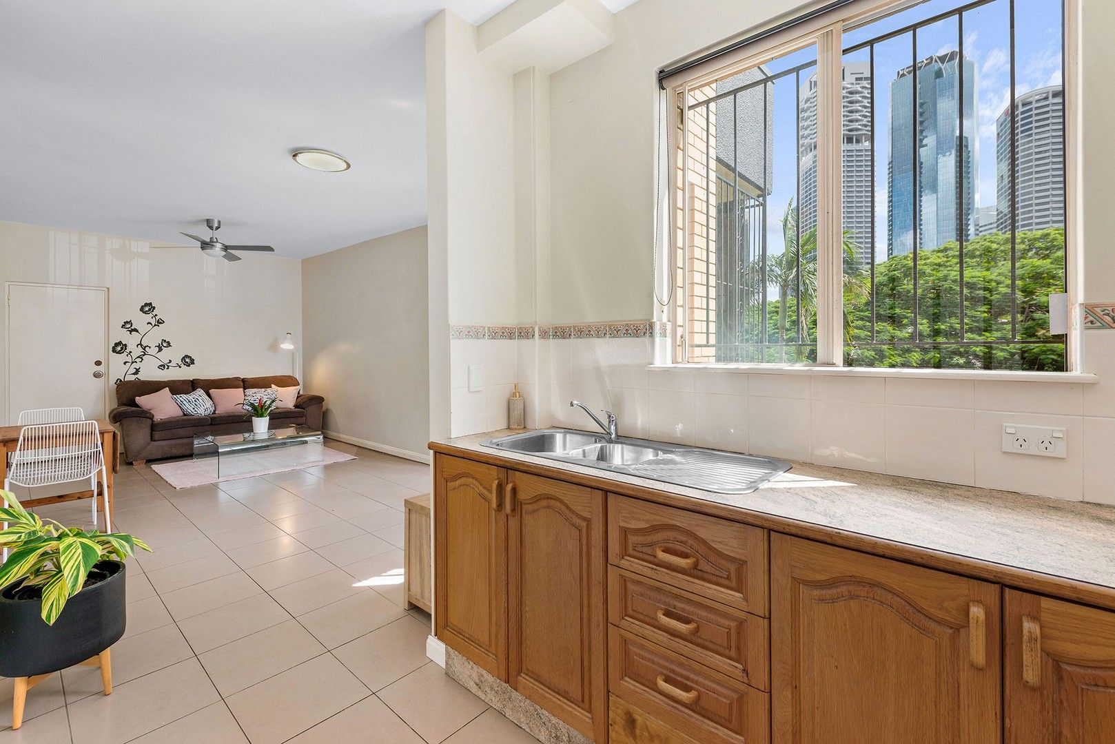 2 bedrooms Apartment / Unit / Flat in 2/4 Macdonald Street KANGAROO POINT QLD, 4169