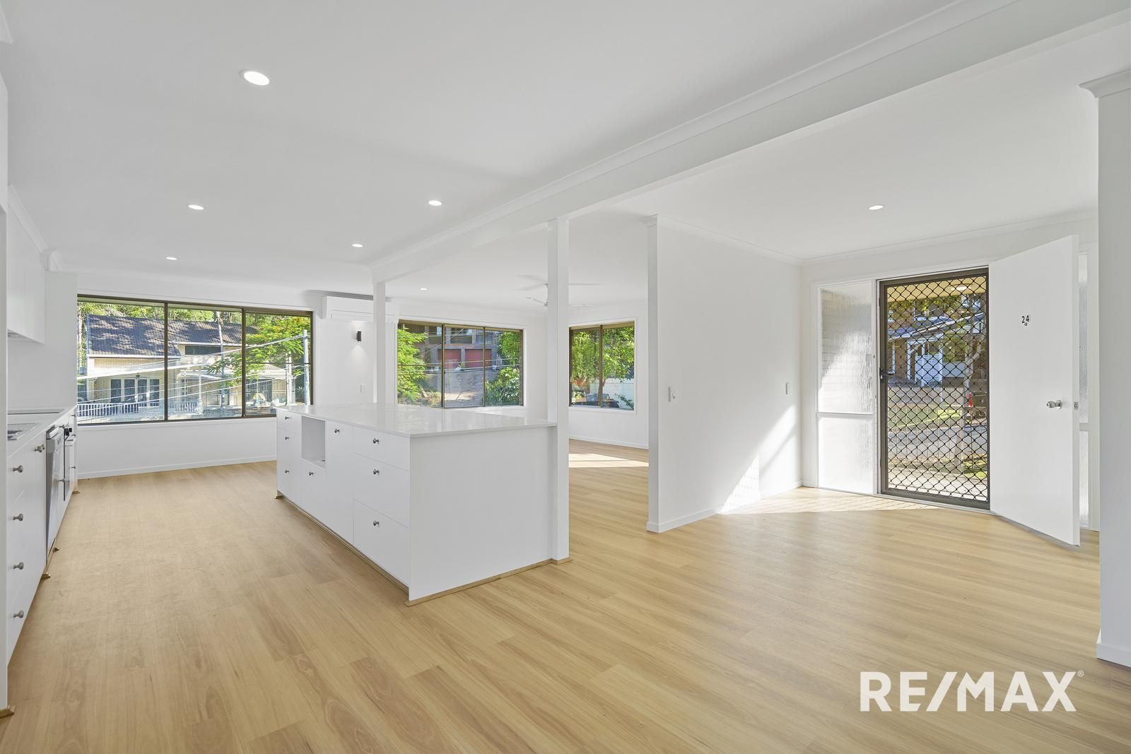 3 bedrooms House in 24 Hillock Street COORPAROO QLD, 4151