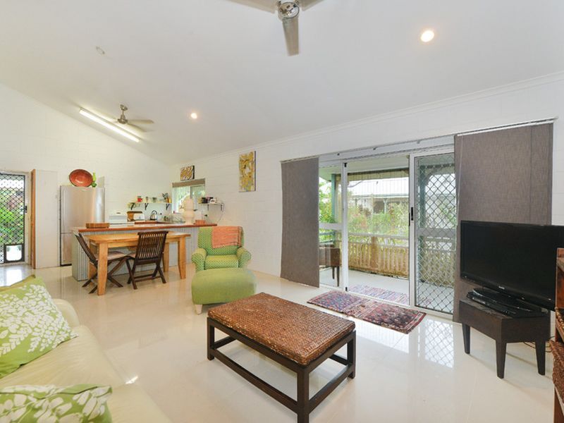 2/10 Ireland Crescent, Whitfield QLD 4870, Image 0