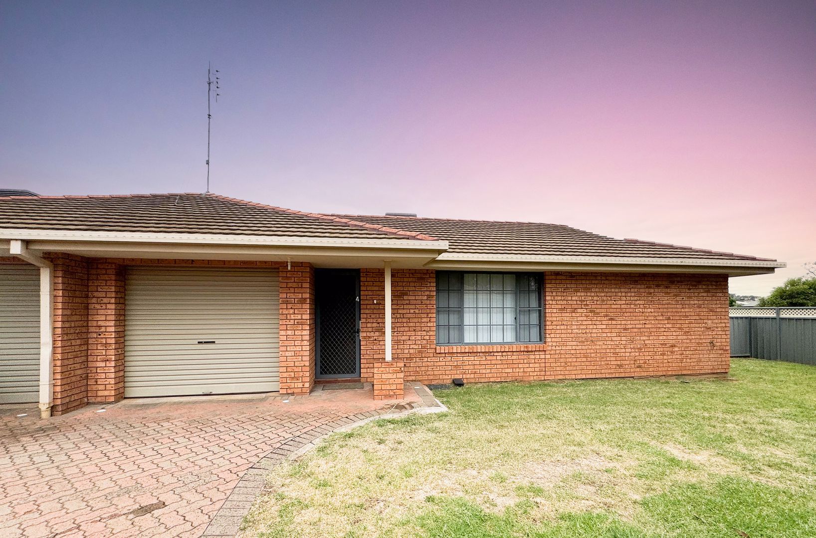 2 & 4/24 Ebelina Crescent, Parkes NSW 2870, Image 2