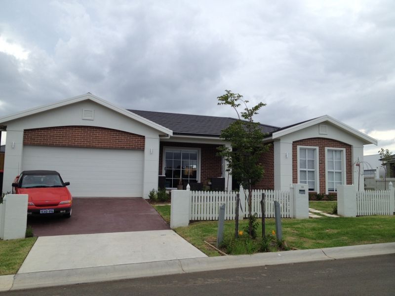 5 bedrooms House in 19 Horsley Circuit ORAN PARK NSW, 2570