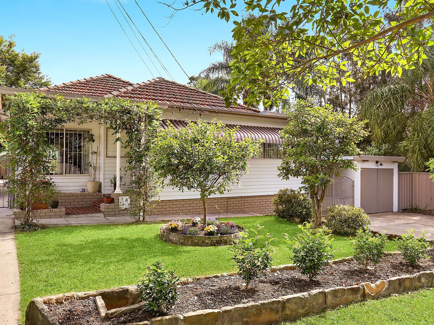 3 bedrooms House in 4 Robertson Avenue SEVEN HILLS NSW, 2147