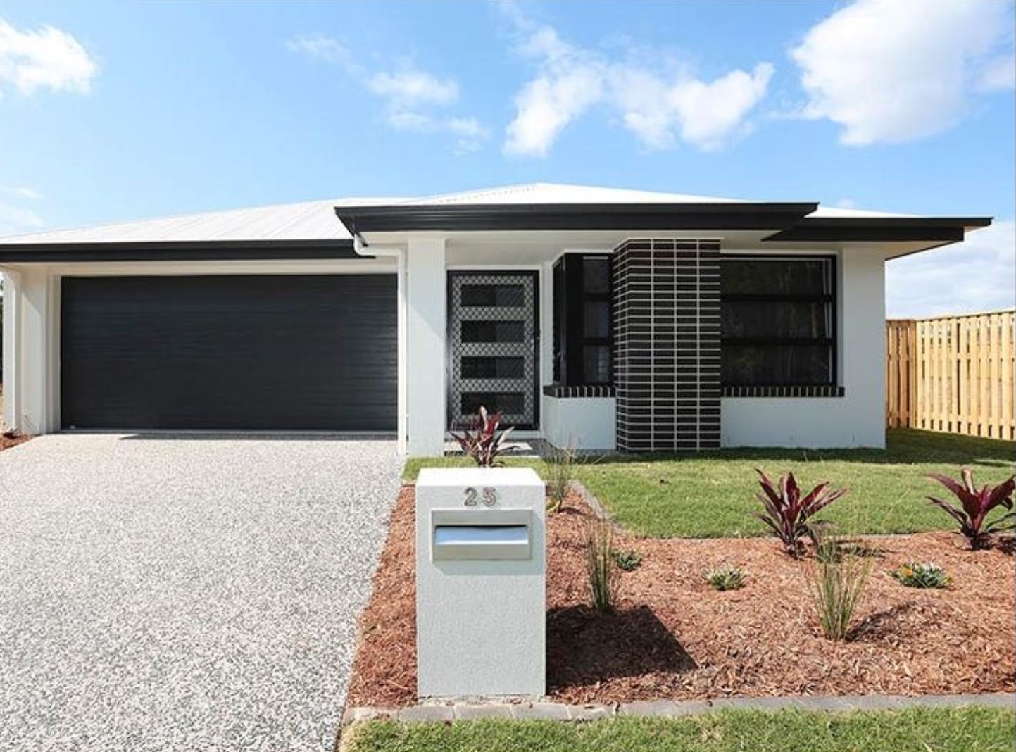 4 bedrooms House in 25 Condamine Crescent THORNLANDS QLD, 4164