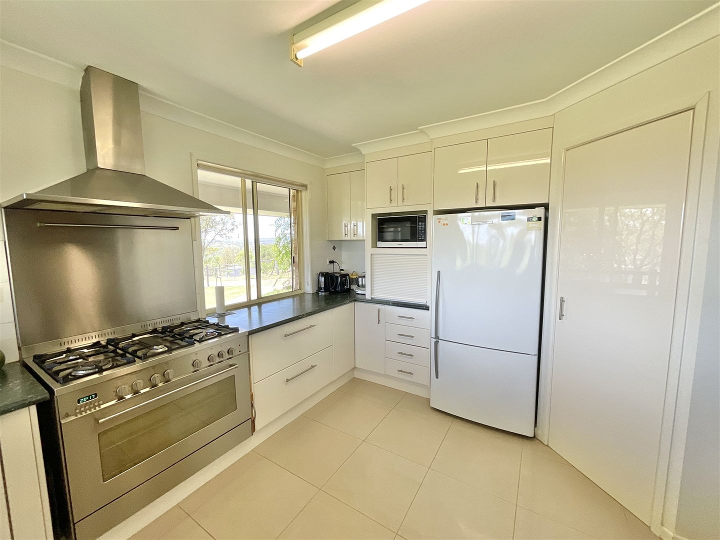 124 Stretton Drive, Blackbutt QLD 4314, Image 2