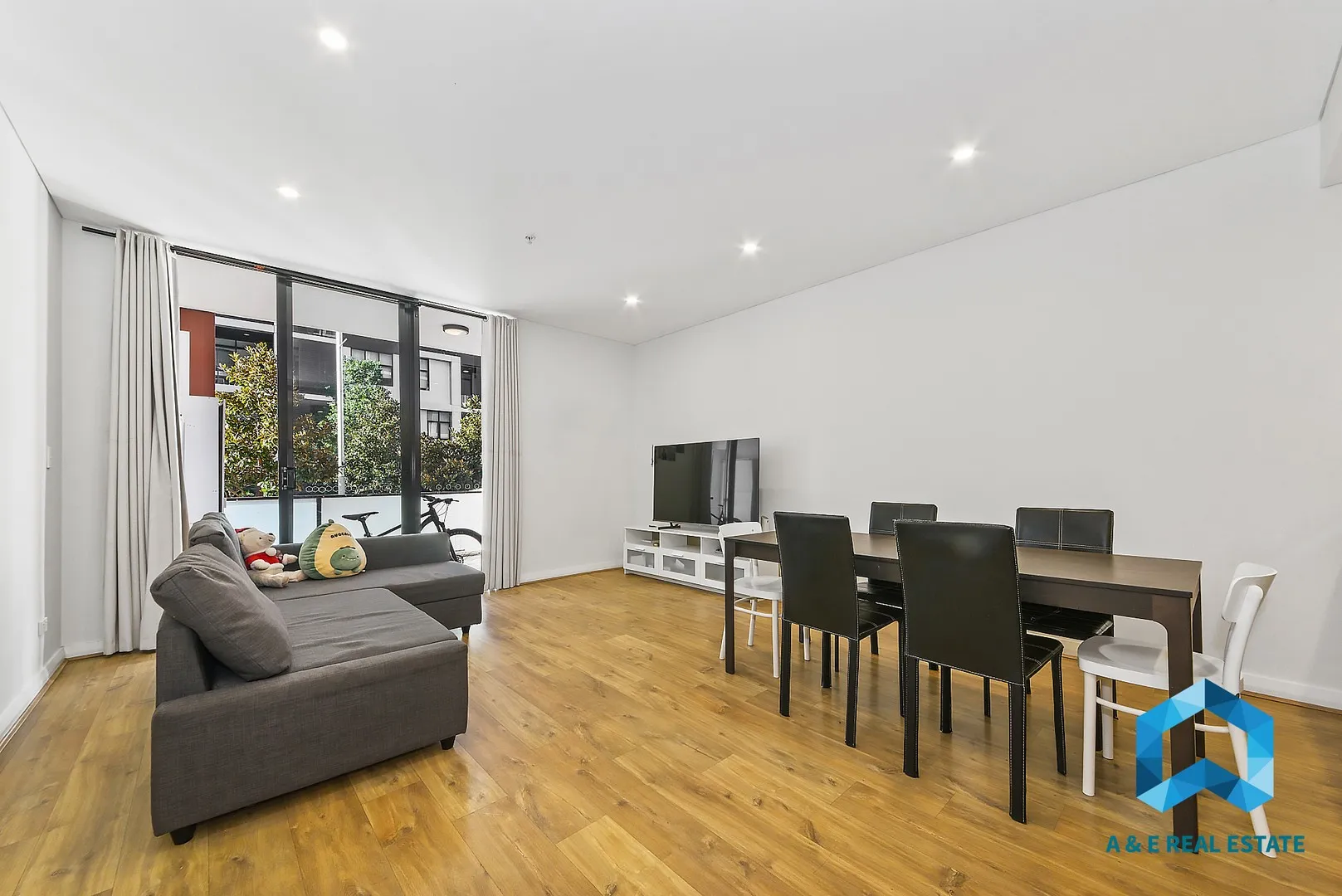 Modern 2 Bedroom + Study Apartment in Prime Waterside Location, Meadowbank