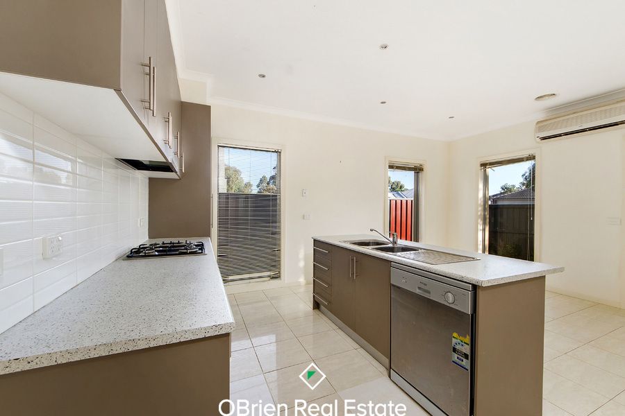 5/1 Dargi Green, Caroline Springs VIC 3023, Image 2