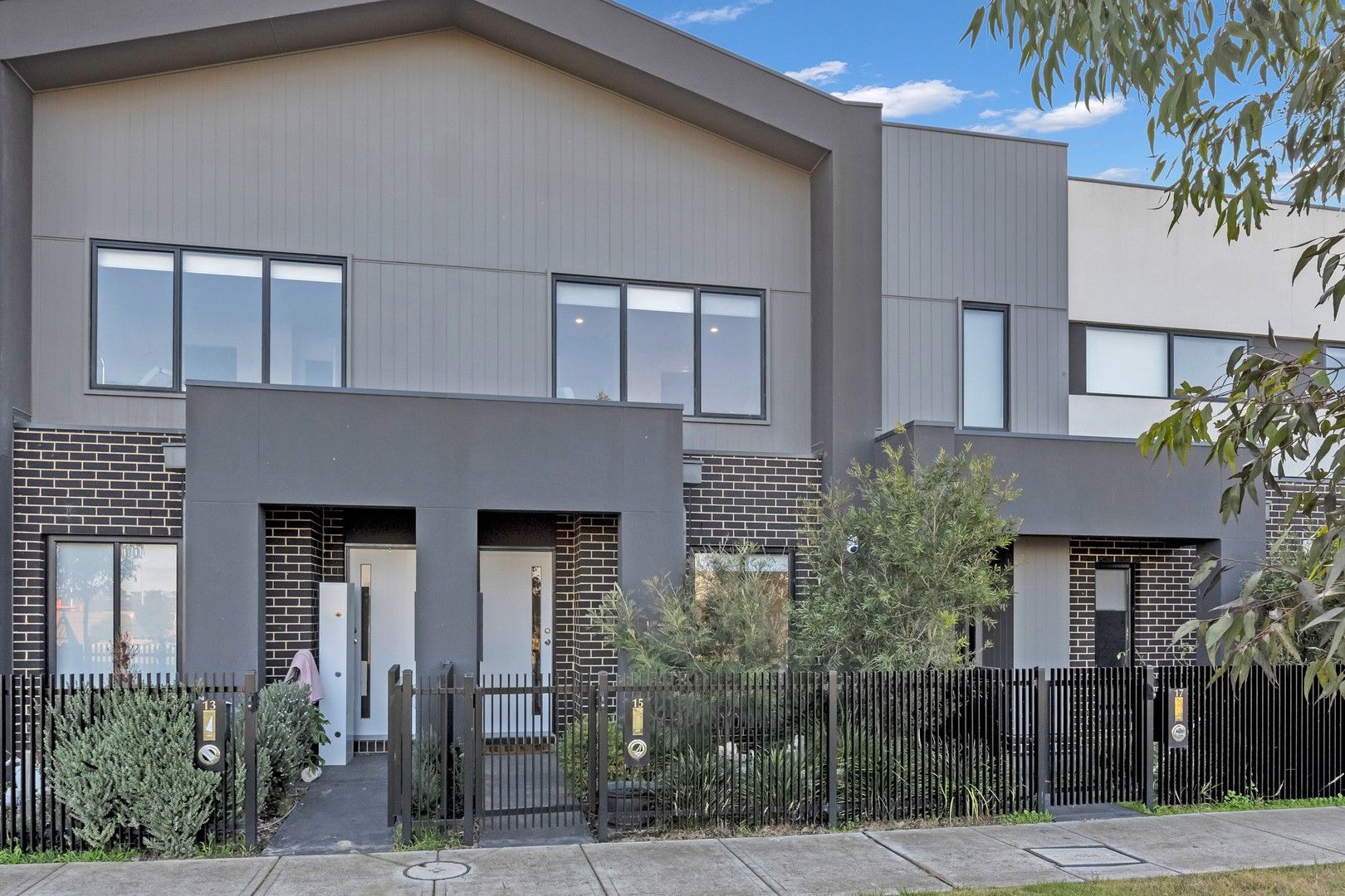 2 bedrooms Townhouse in 15 Jodrew Walk MICKLEHAM VIC, 3064